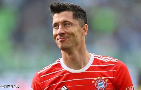 九游-莱万多夫斯基在拜仁比赛中高光表现，比分优势明显引发热议！的简单介绍