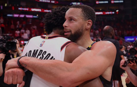 九游体育-关于库里回归赛场，赛事规则更新首场状态亮眼，热火观众沸腾！的信息