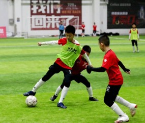 九游娱乐-赛地聚焦：法甲今夜热度飙升；新疆广汇防线松动；气氛紧张；控场能力受关注(新疆广汇俱乐部篮球队对阵美国探险者队)