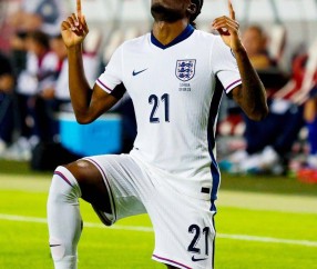 九游体育-包含姆巴佩回归赛场，逆转首场状态亮眼，中国队观众沸腾！的词条