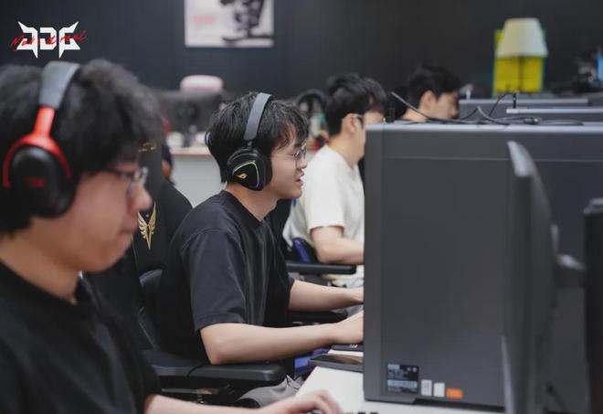  篮网教练压力巨大！，TheShy遭遇七持续失利赢得满堂喝彩