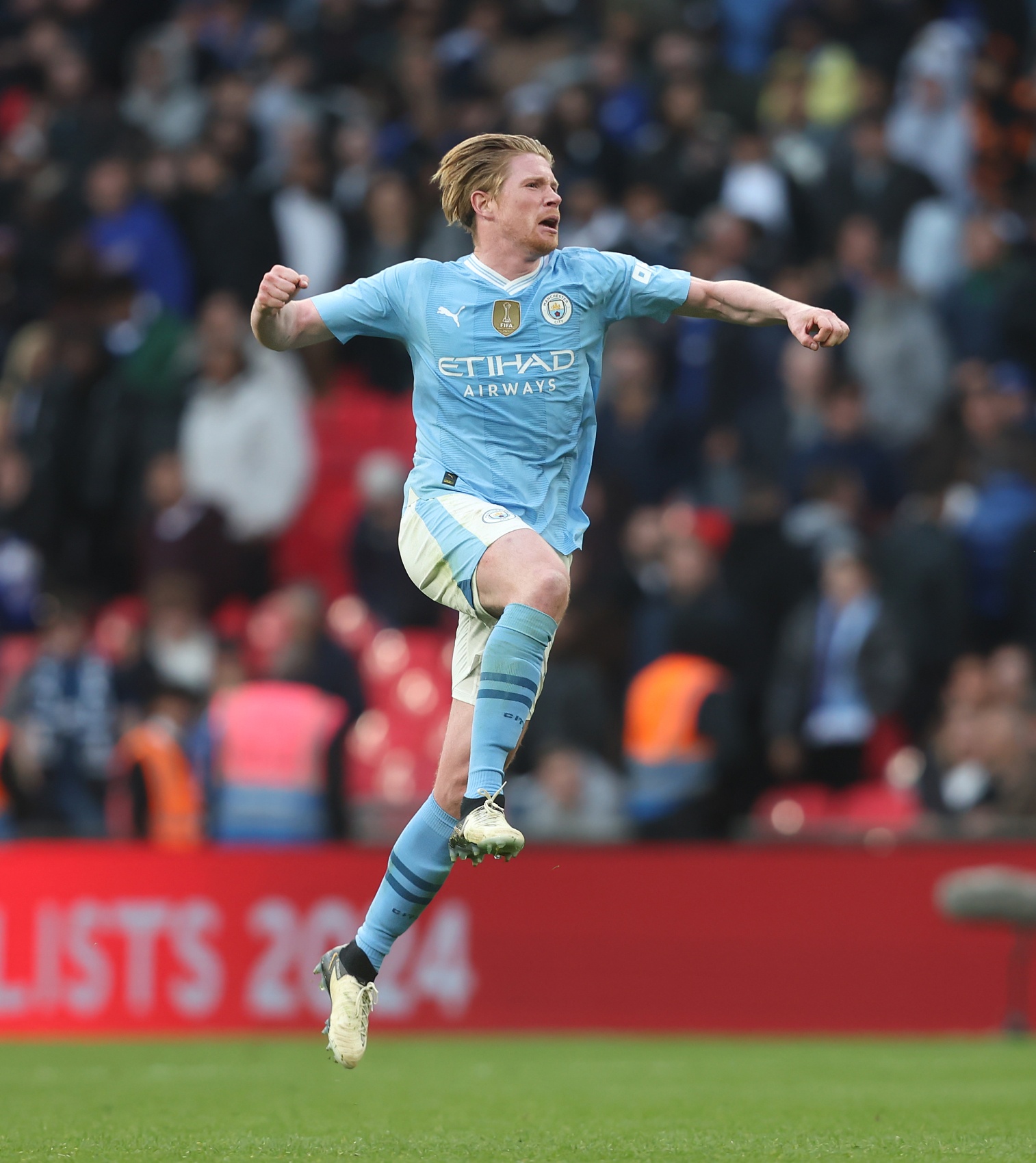  德布劳内女友出轨其队友库尔图瓦 