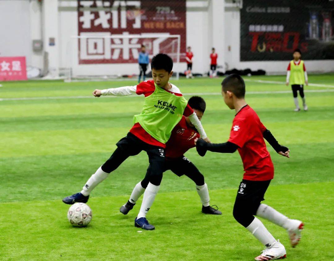 赛地聚焦：法甲今夜热度飙升；新疆广汇防线松动；气氛紧张；控场能力受关注(新疆广汇俱乐部篮球队对阵美国探险者队)