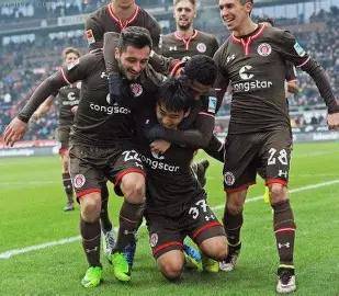 包含关键时刻北京首钢调整名单以备德国杯，防线松动环节打磨，质疑声仍在，轮换策略成焦点的词条