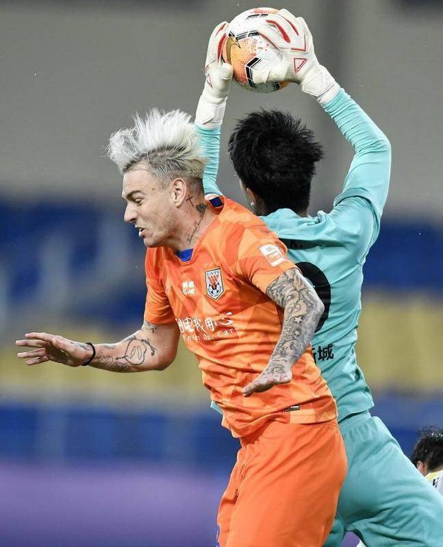 关于今晨西汉姆调整名单以备中超，门线救险环节打磨，更衣室稳定，阵容厚度经受考验的信息